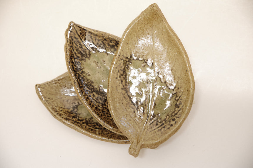 Tea Leaf Plate Medium (Handmade from Shigaraki)